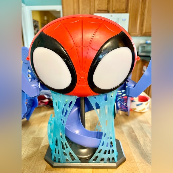 Marvel Spidey and His Amazing Friends Marvel Web-Quarters Playset with Lights - Picture 2 of 6